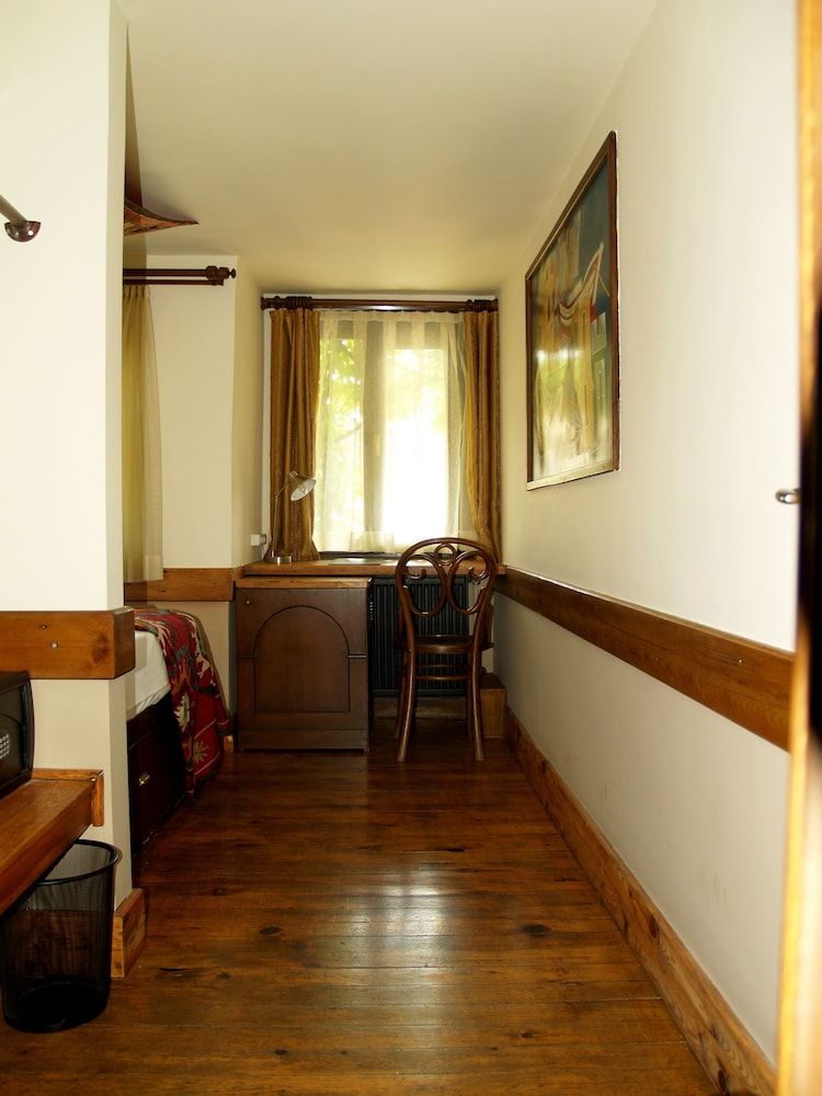 Hotel Empress Zoe Basic Double Room 2