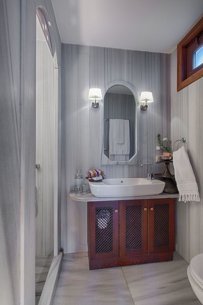 Hotel Empress Zoe Basic Double Room 4