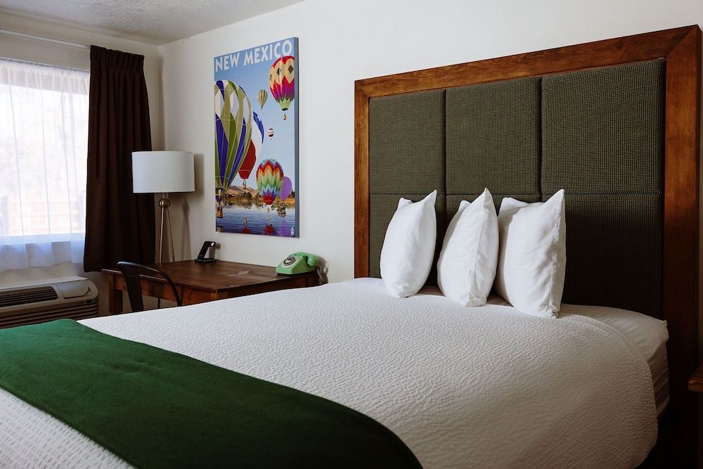 Taos Valley Lodge Deluxe Room (Non-Pet Friendly) 6