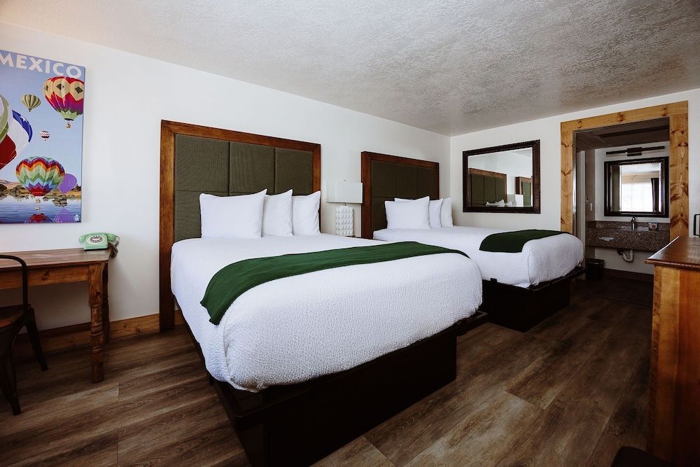 Taos Valley Lodge Deluxe Room (Non-Pet Friendly) 3