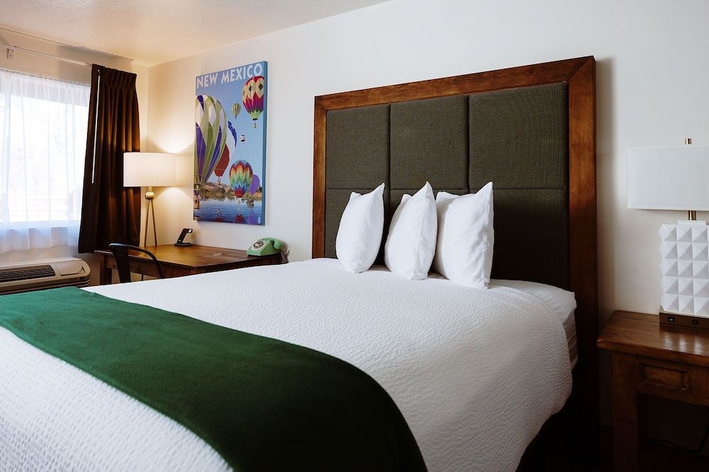Taos Valley Lodge Deluxe Room (Non-Pet Friendly) 2