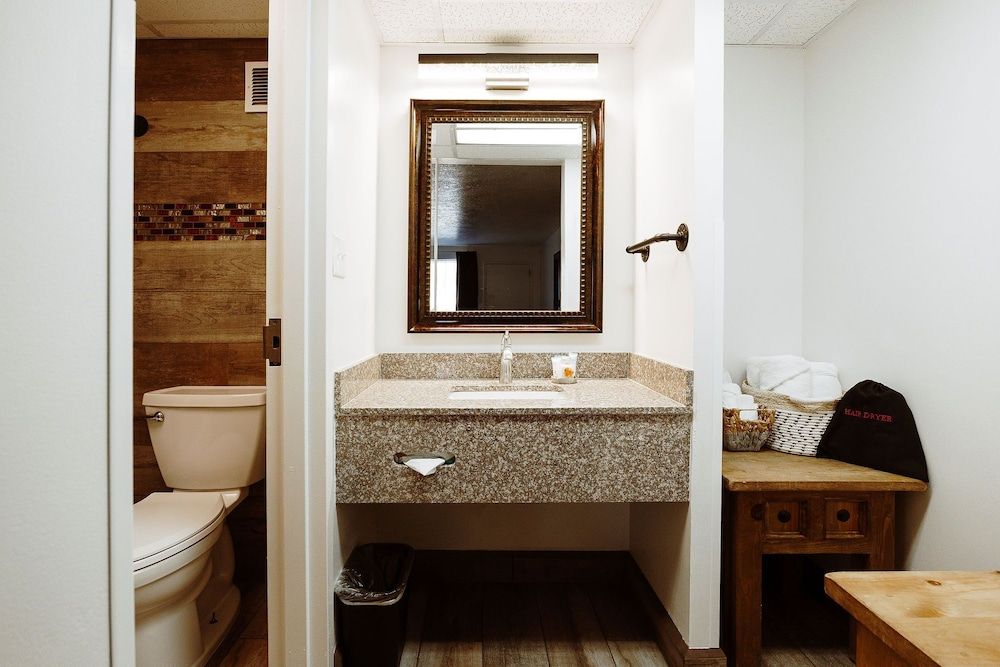 Taos Valley Lodge Deluxe Room (Non-Pet Friendly) 9