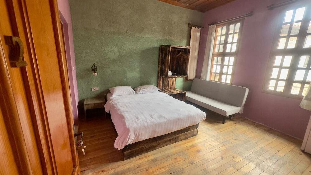 Wood House Deluxe Triple Room, 1 Bedroom, Non Smoking, Garden View 2