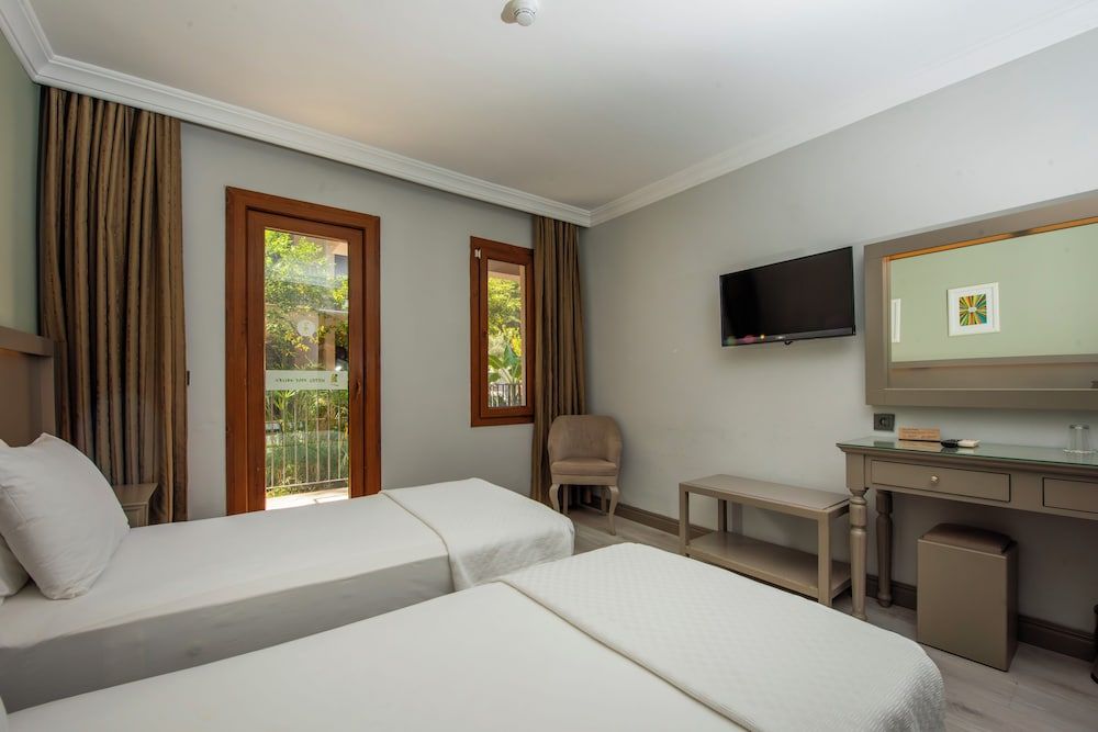 Hotel Pine Valley