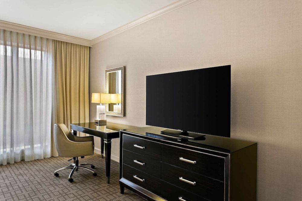 The Royal Sonesta Harbor Court Baltimore Deluxe Room, 1 King Bed, Accessible (Mobility/Hearing Tub) 5
