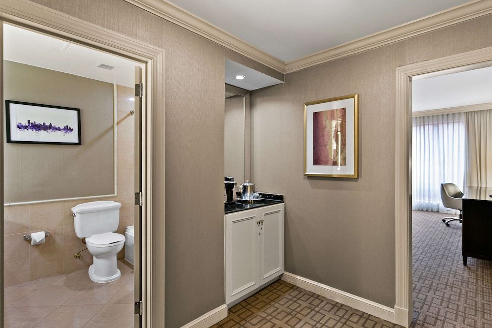 The Royal Sonesta Harbor Court Baltimore Deluxe Room, 1 King Bed, Accessible (Mobility/Hearing Tub) 3