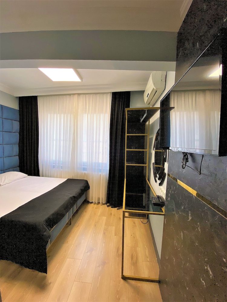 Orange Airport Hotel Deluxe Double Room, 1 Bedroom 3