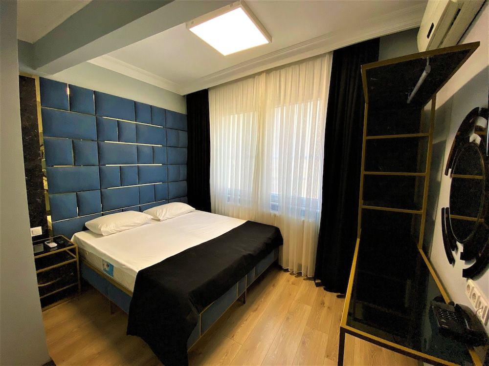 Orange Airport Hotel Deluxe Double Room, 1 Bedroom 2