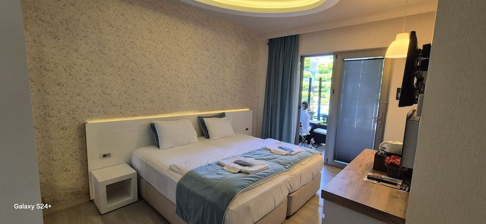 Deluxe Room, Pool View