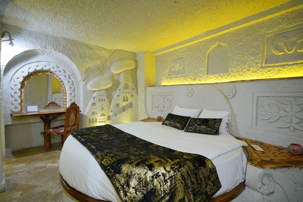 Superior King Cave Suite with Jacuzzi