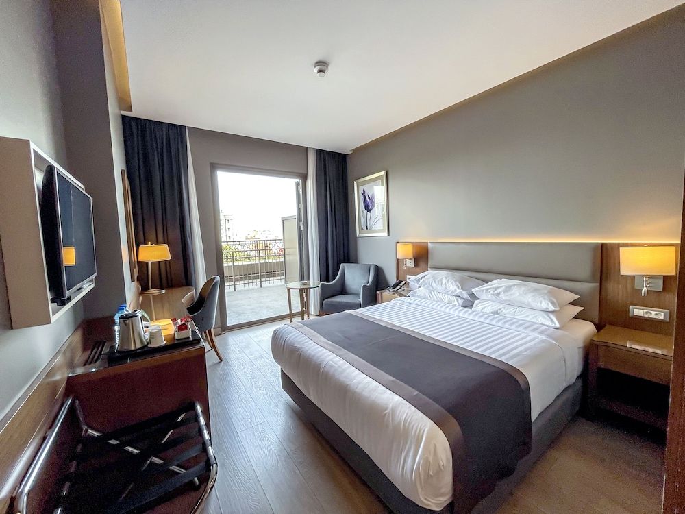 Standard Room, 1 Queen Bed, Balcony, City View
