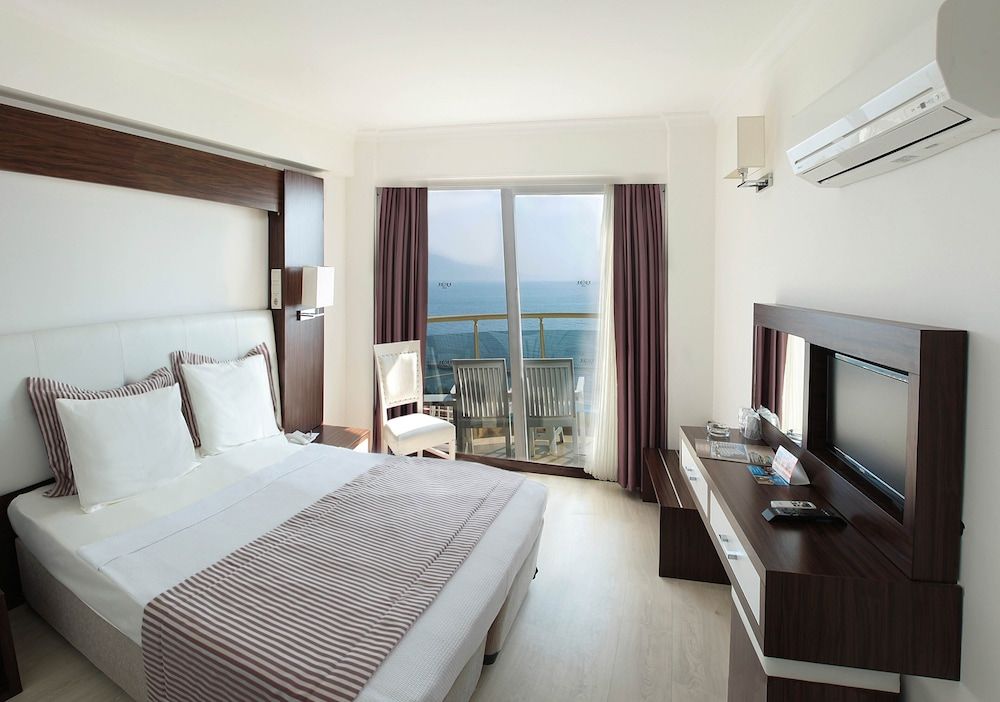 Arora Hotel Standard Room with Sea View 4