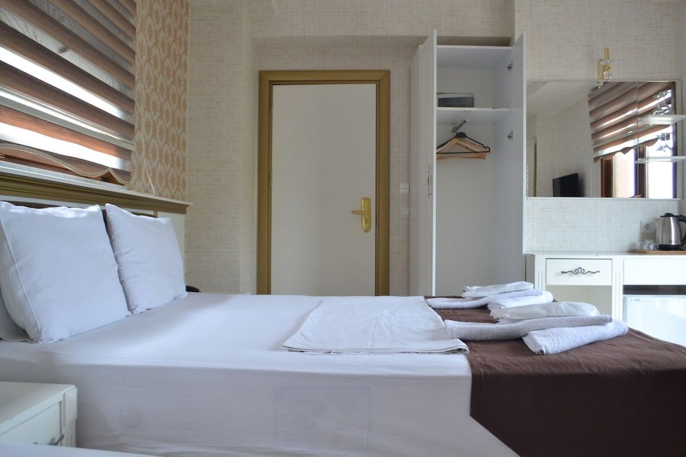 Mini Nova Hotel Triple Room, City View 3