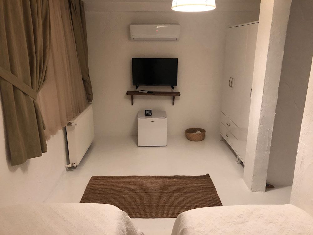 Jakamar Alacati Economy Twin Room, 2 Twin Beds, No Windows, Ground Floor 3