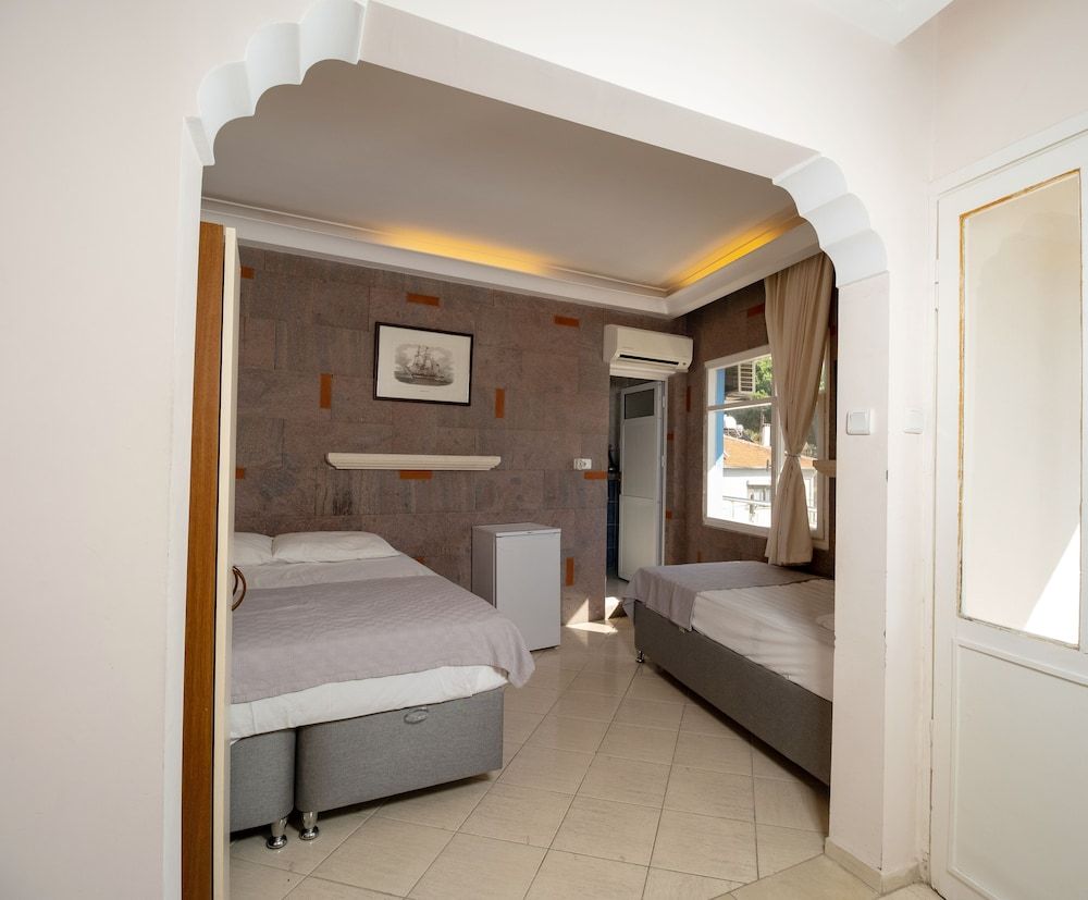 Foca Ensar Hotel Quadruple Room 3