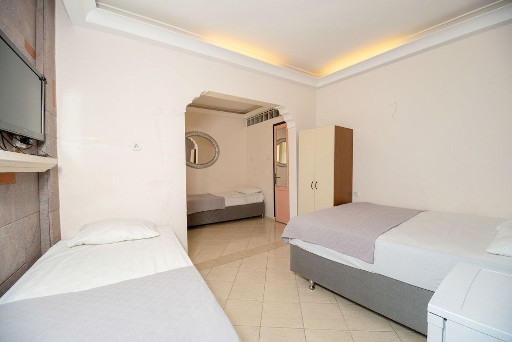 Foca Ensar Hotel Quadruple Room 5