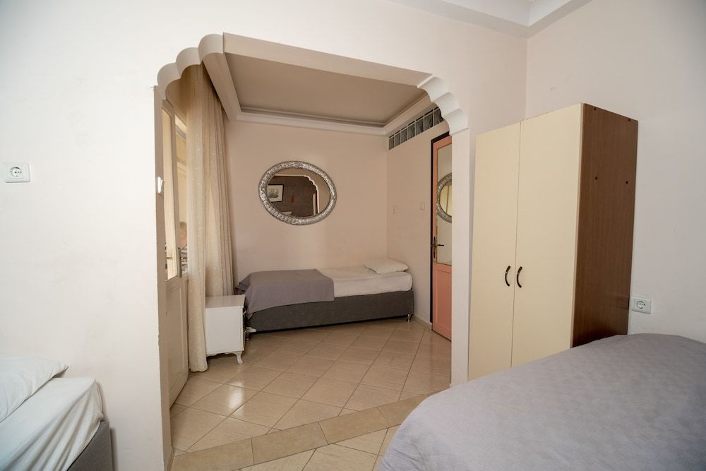 Foca Ensar Hotel Quadruple Room 4