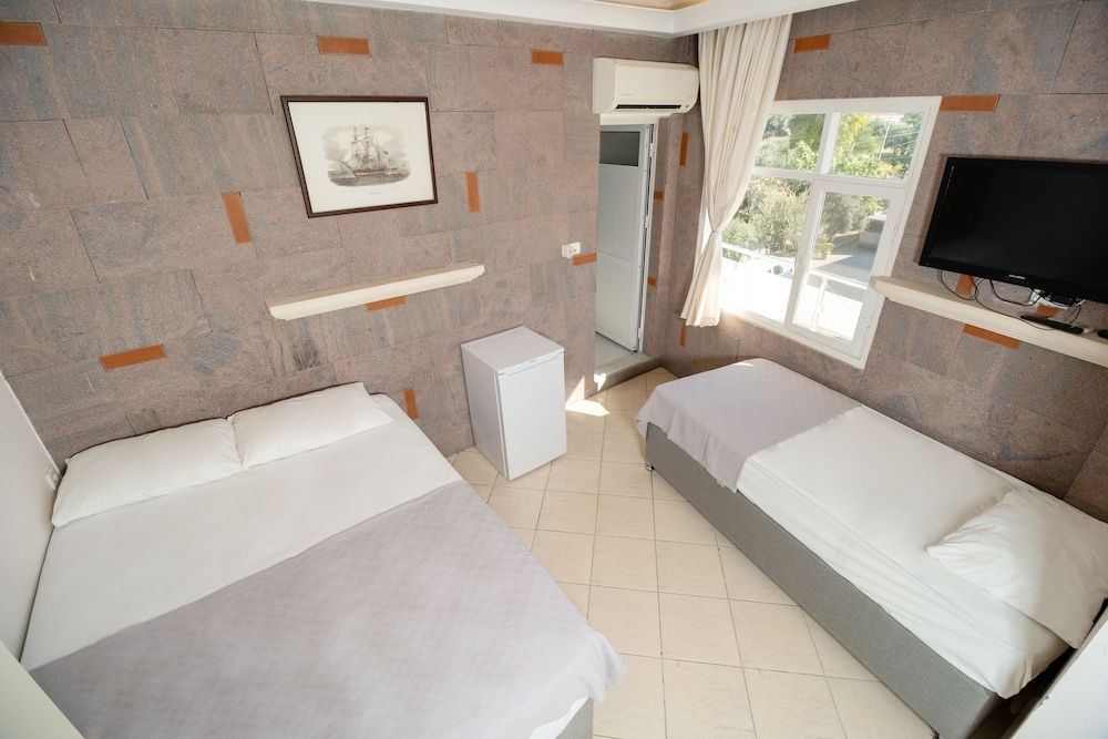 Foca Ensar Hotel Quadruple Room 6