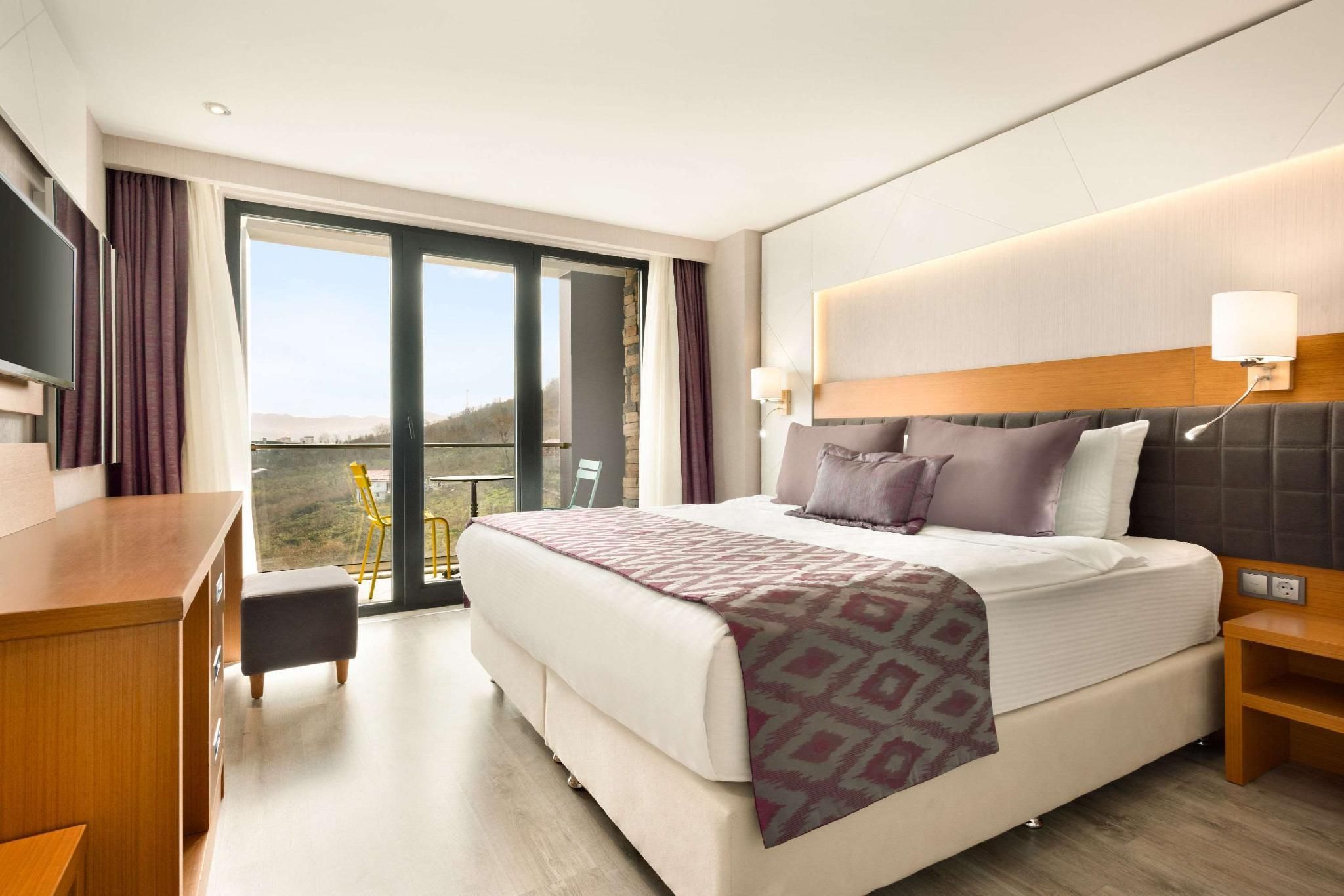 Sea View 1 King Bed Smoking Room