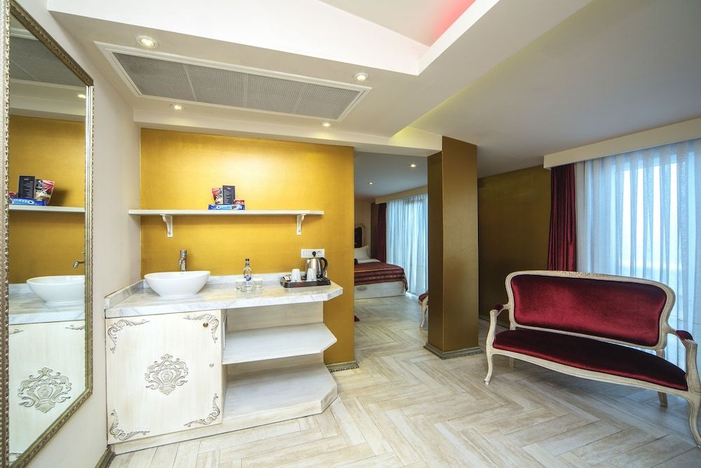 Art Deco Suites Istanbul King Suite, 1 Bedroom, Balcony, City View 9