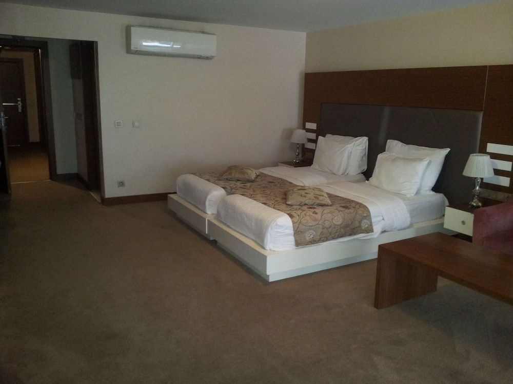undefined Gravis Suites 3