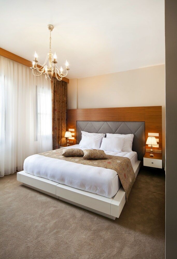 undefined Gravis Suites 4