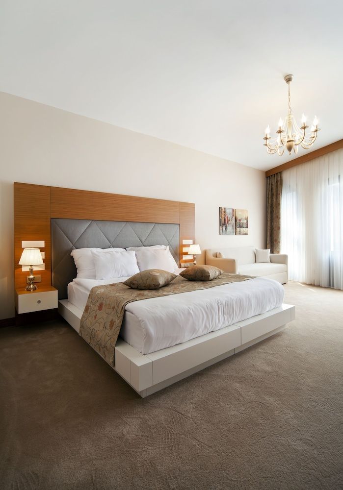 undefined Gravis Suites