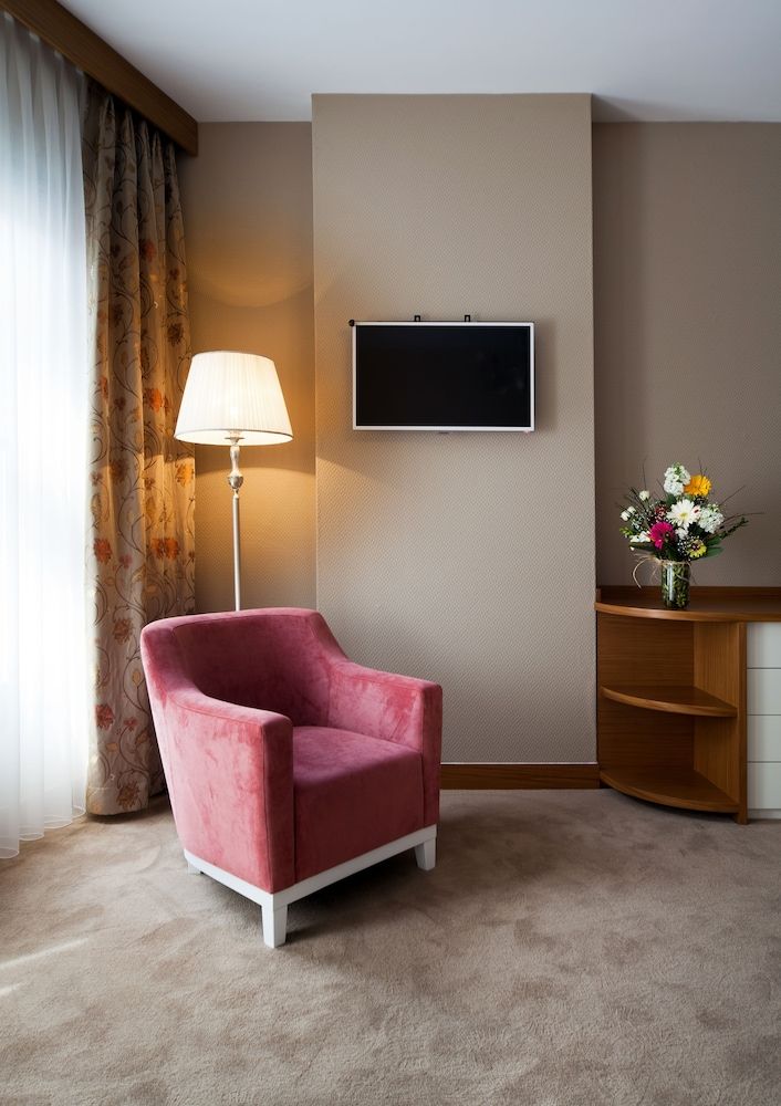 undefined Gravis Suites 8