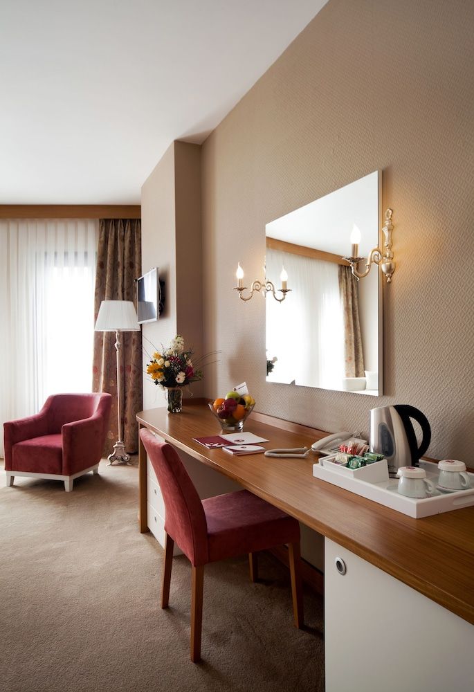 undefined Gravis Suites 10