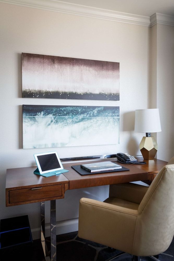 The Royal Sonesta Houston Galleria Deluxe Room, 1 King Bed, Accessible (Hearing, SHower) 8