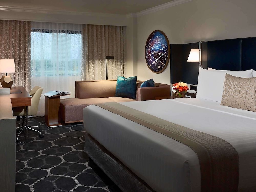 The Royal Sonesta Houston Galleria Deluxe Room, 1 King Bed, Accessible (Hearing, SHower) 4