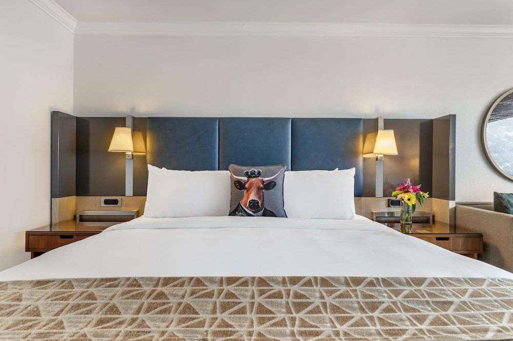 The Royal Sonesta Houston Galleria Deluxe Room, 1 King Bed, Accessible (Hearing, SHower) 2