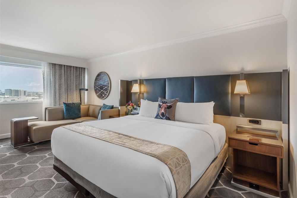 The Royal Sonesta Houston Galleria Deluxe Room, 1 King Bed, Accessible (Hearing, SHower)