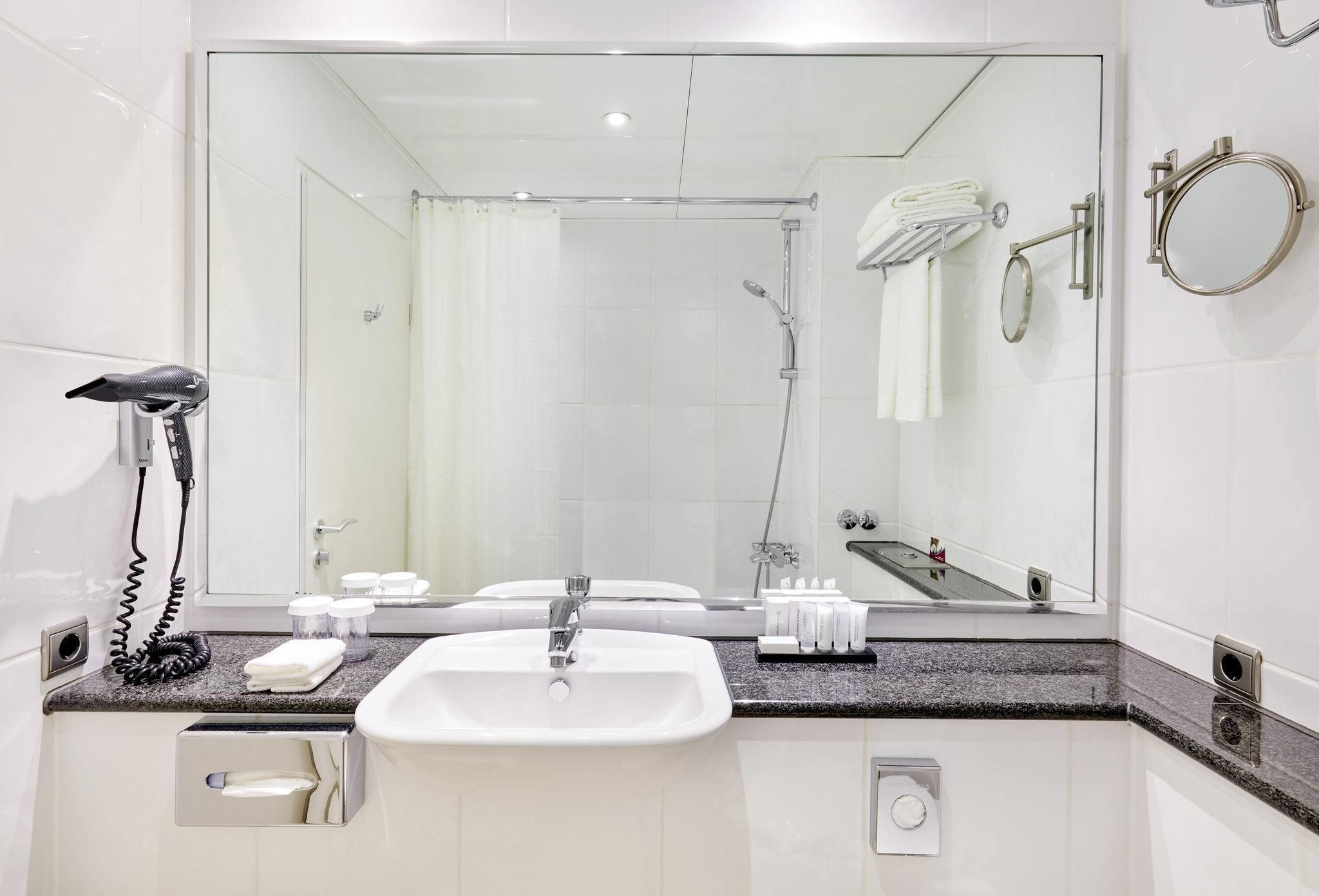 Club Room 1 King Size Bed