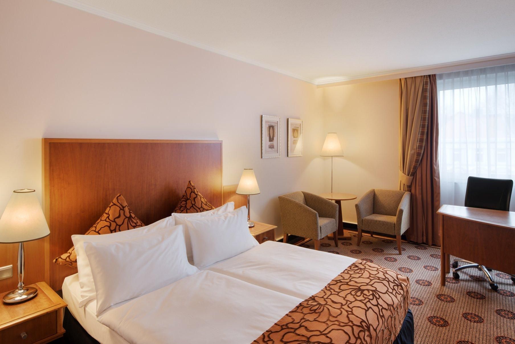 Club Room 1 King Size Bed