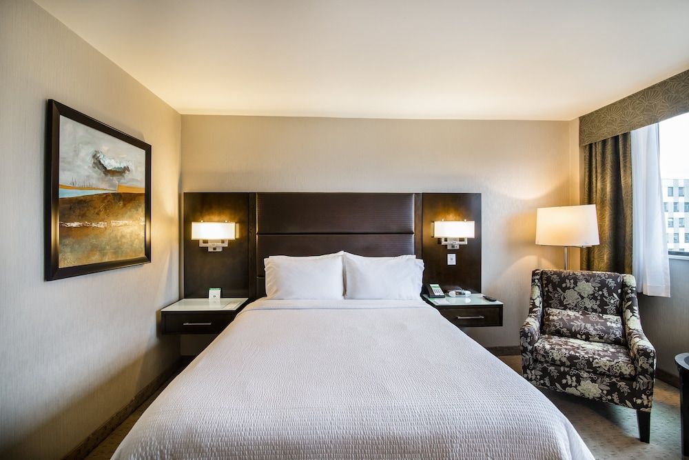 Holiday Inn Vancouver Centre by IHG Standard Room, 1 Queen Bed (High Floor)