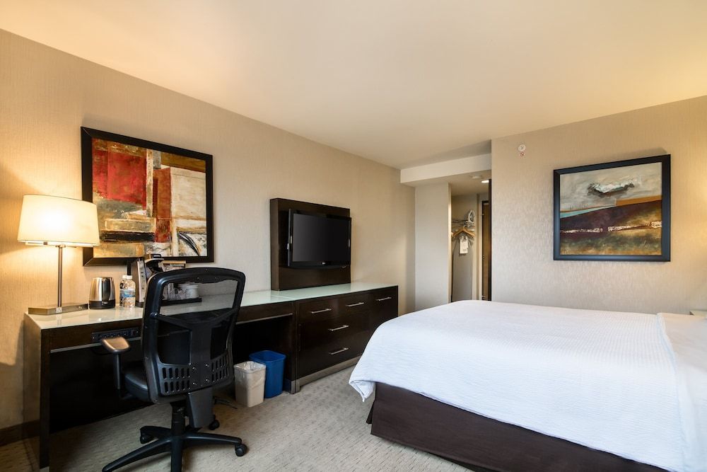 Holiday Inn Vancouver Centre by IHG Standard Room, 1 Queen Bed 3