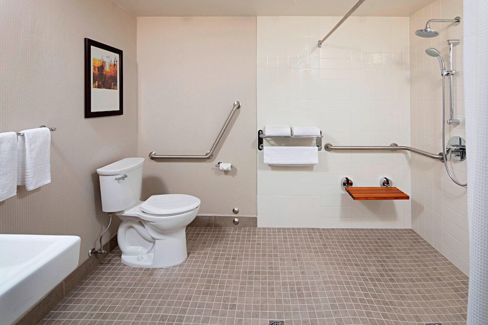 Delta Hotels by Marriott Winnipeg Room, 1 King Bed 5