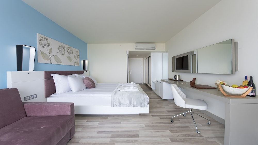 Deluxe Room (Land View)