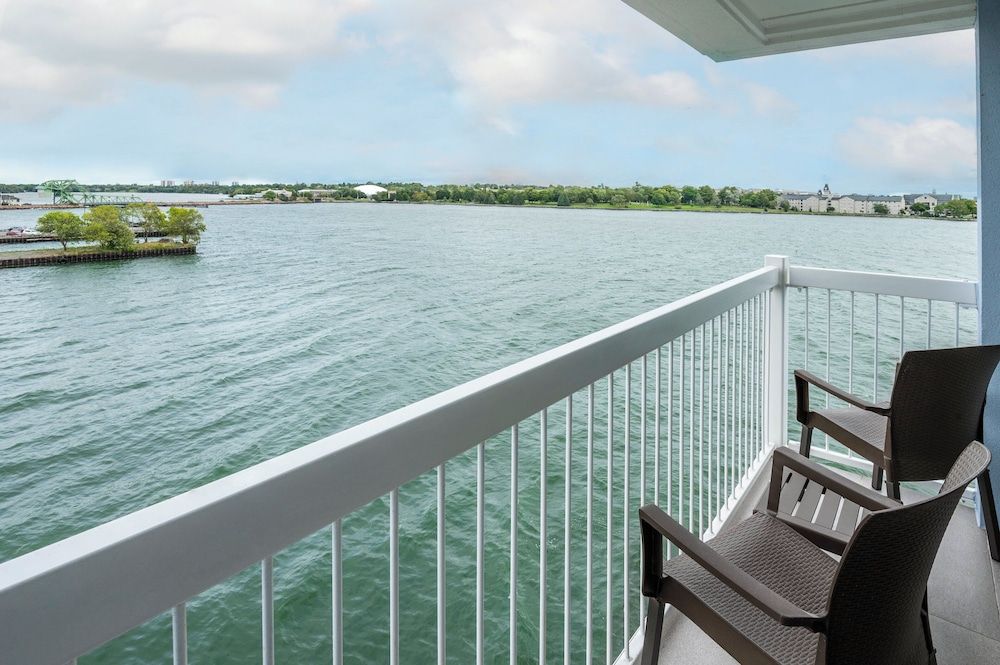 Holiday Inn Kingston Waterfront by IHG Standard Room, 2 Queen Beds, Balcony, River View 4