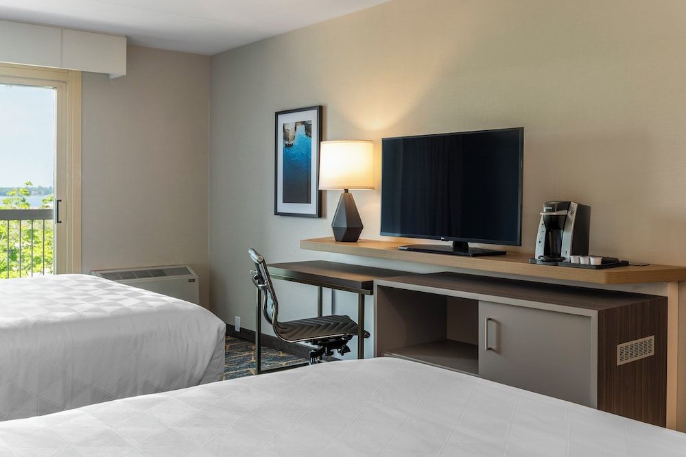 Holiday Inn Kingston Waterfront by IHG Standard Room, 2 Queen Beds, Balcony 3