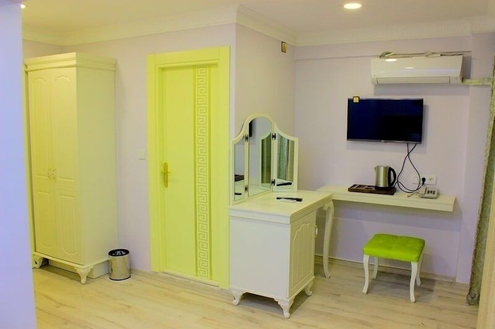 Hotelium 2 Deluxe Triple Room, Sea View 4