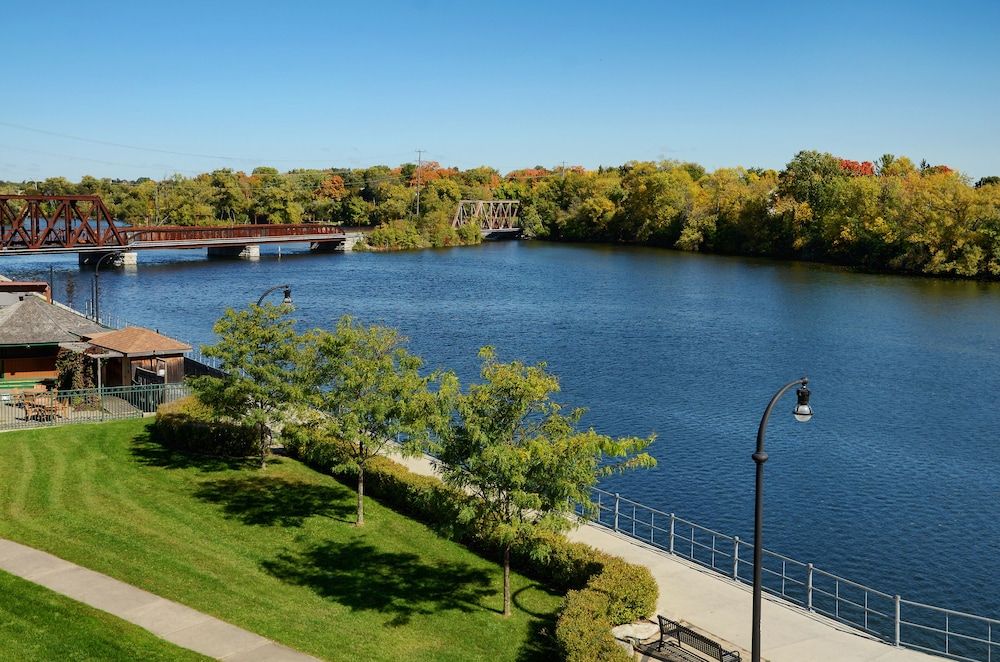 Suite, 1 King Bed, Accessible, River View (Accessible Bathtub River View)