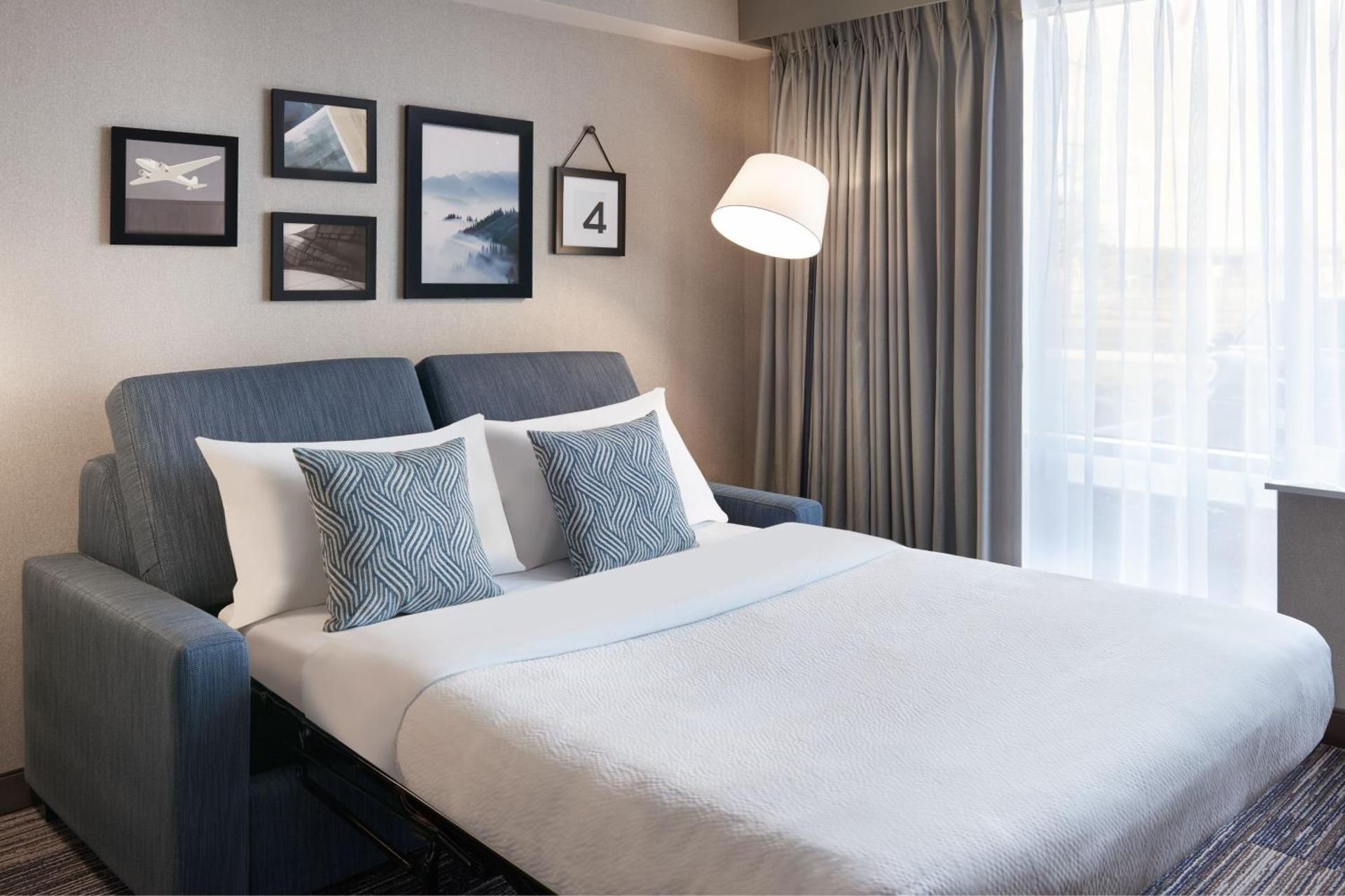 Deluxe Guest Room, 2 Queen, Non-Private Sofa Bed