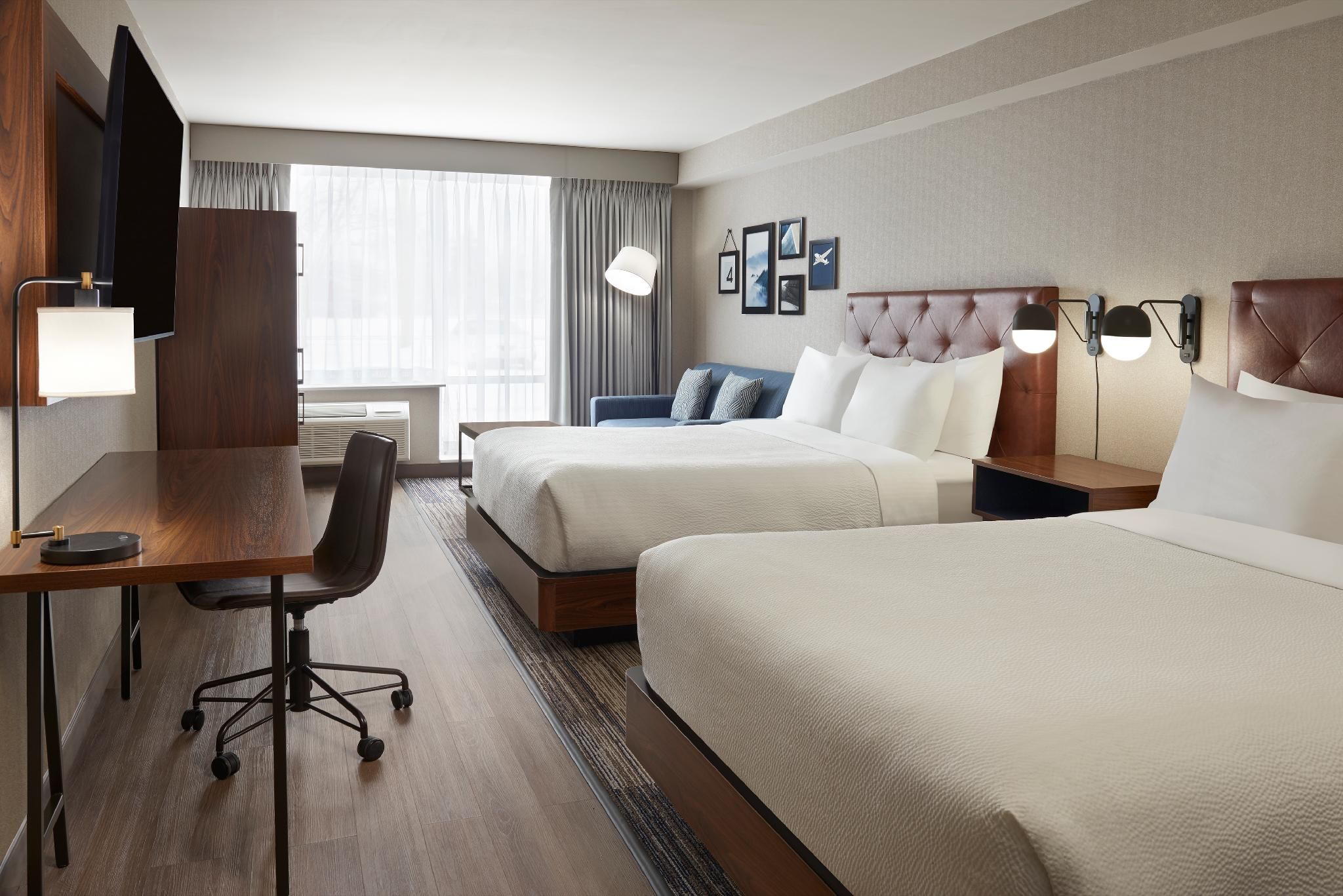 Deluxe Guest Room, 2 Queen, Non-Private Sofa Bed