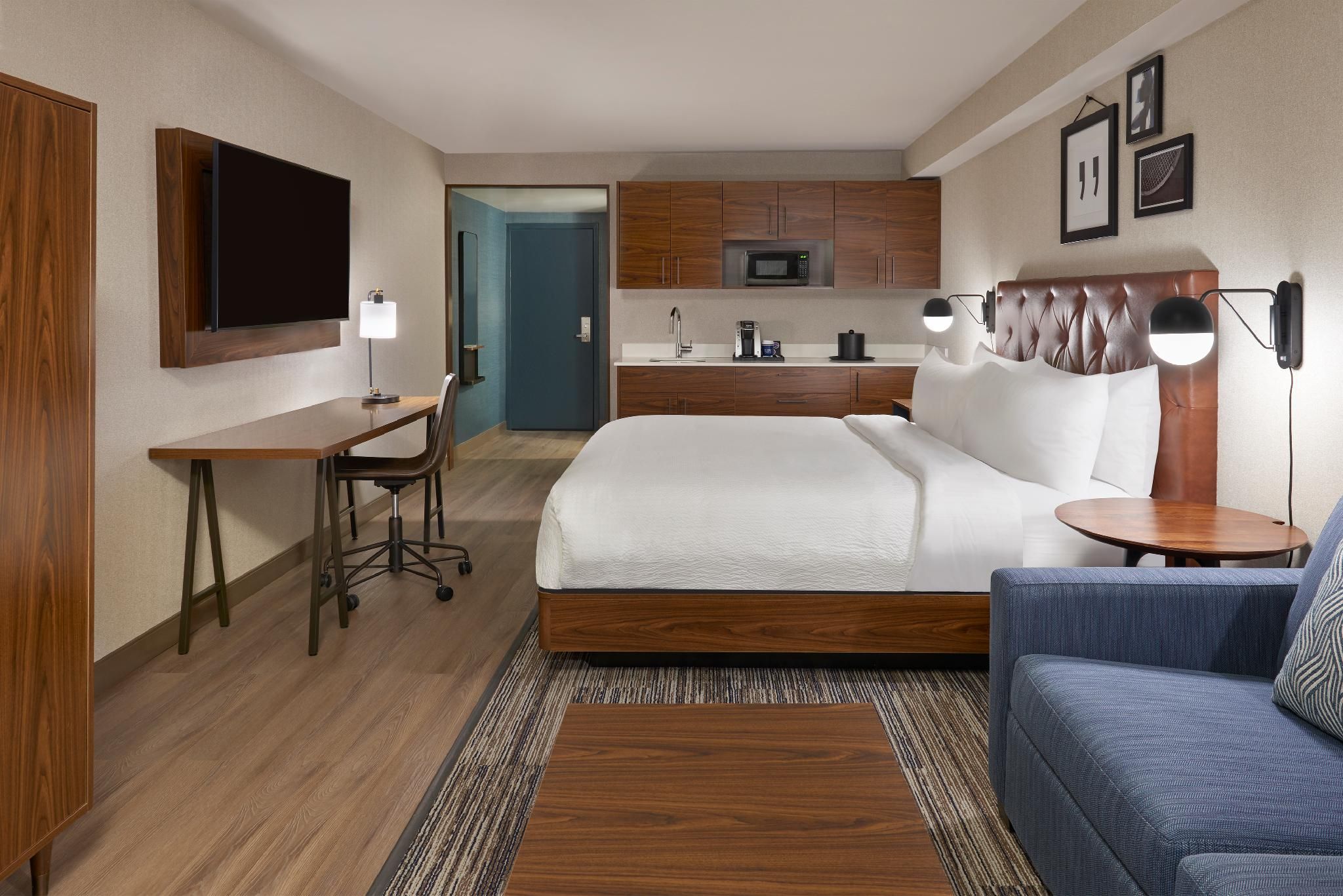 Wetbar, Deluxe Guest Room, 1 King, Non-Private Sofa Bed
