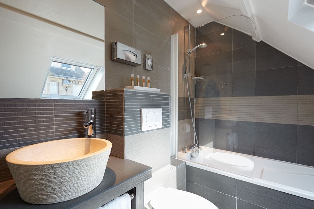 Le 46 Hotel Deluxe Room 8