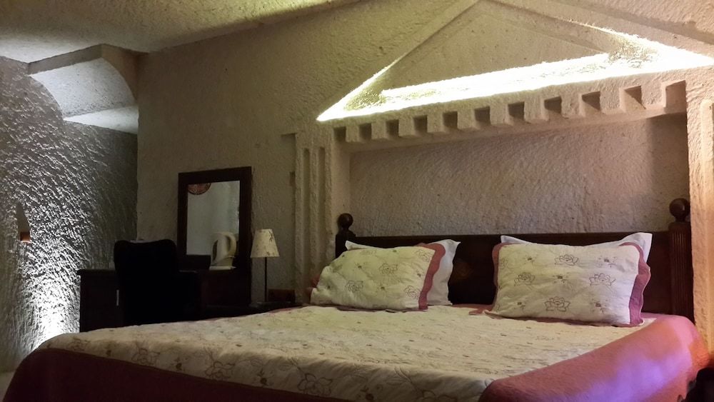 Hermes Cave Hotel Family Cave Suite