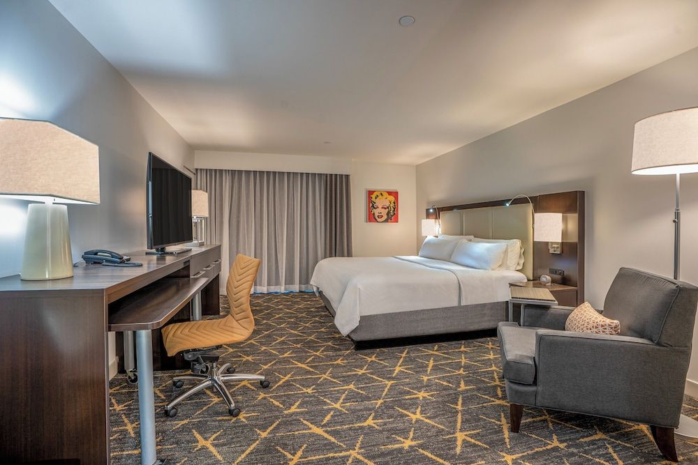 Premium Room, 1 King Bed, Accessible (Communications)