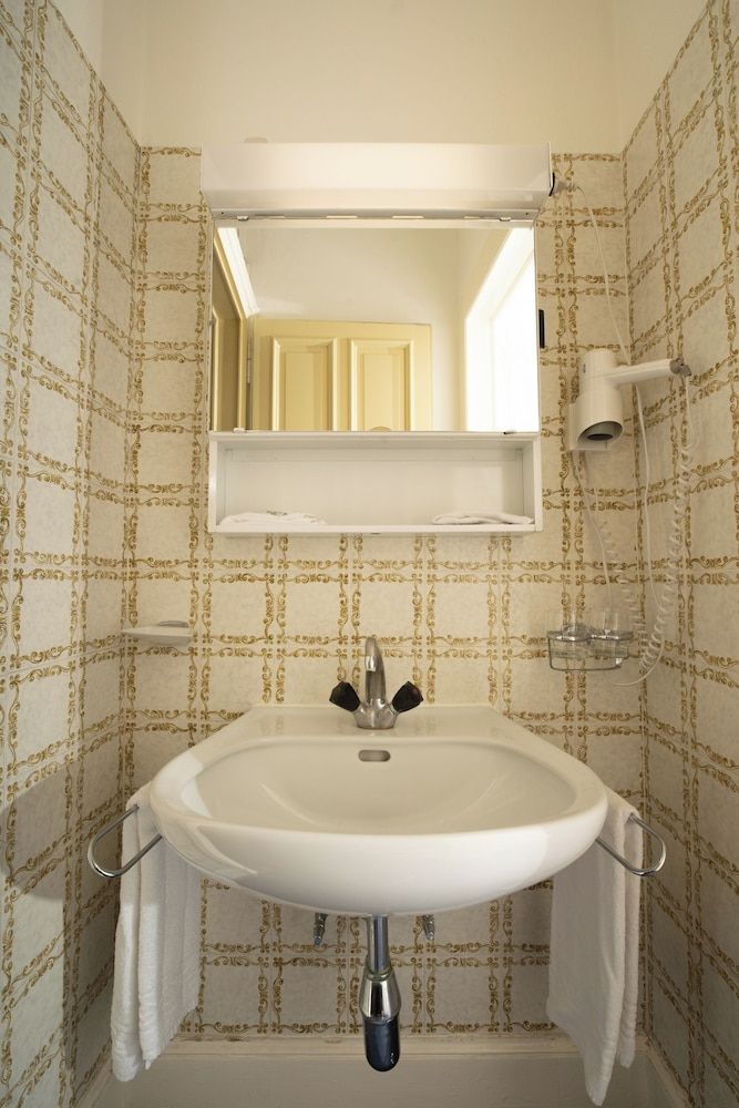 J5 Hotels Helvetie Montreux Economy Double Room 3